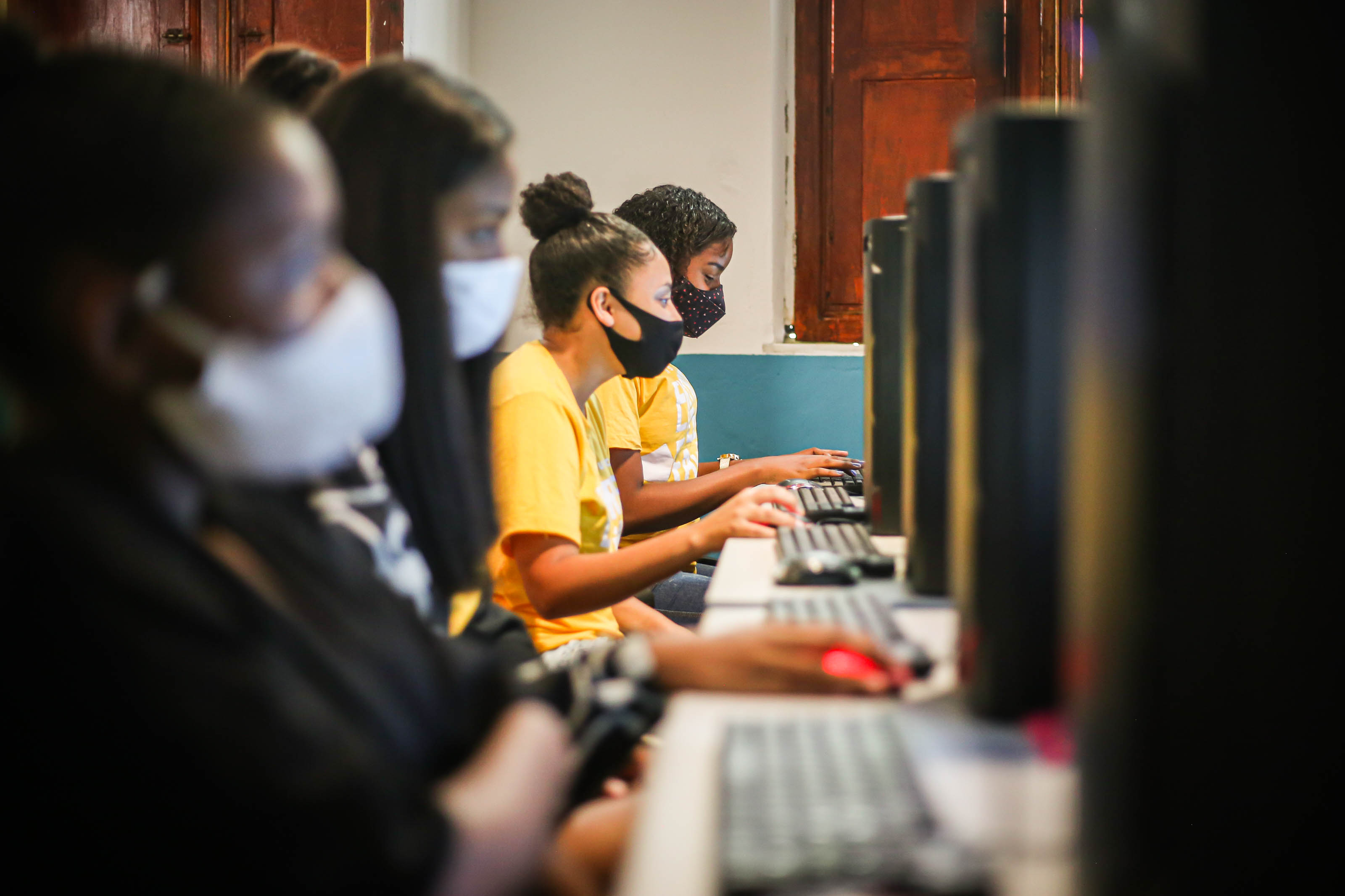 Foto de alunos na sala de informática.